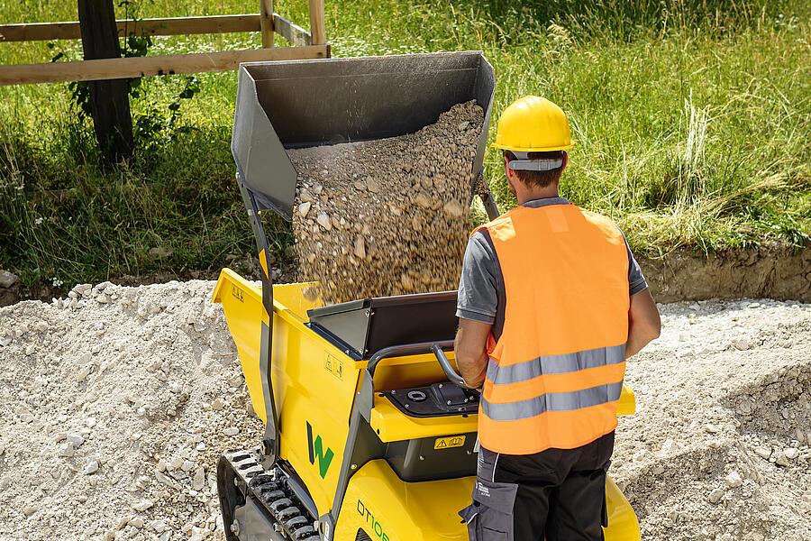 DT10e when filling the front tipping skip with ballast using a self-loading device