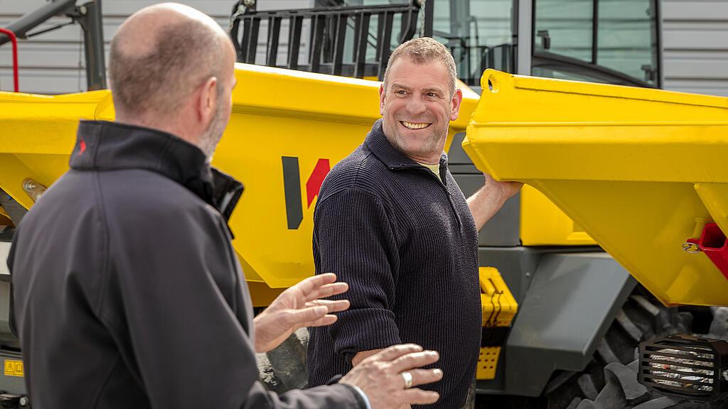 Wacker Neuson Mitarbeiter bei der Beratung eines Kunden