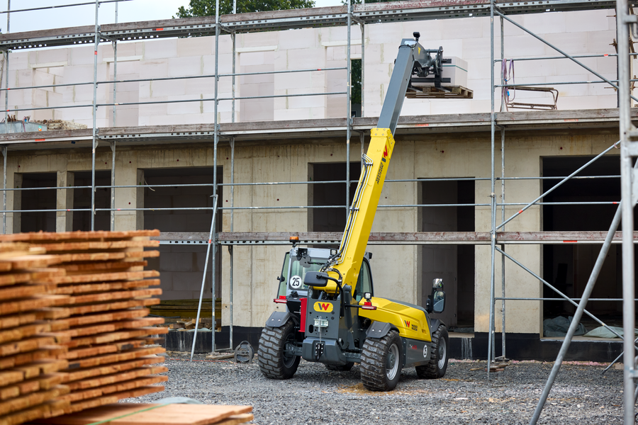 Wacker Neuson telehandler TH625 in application with pallet fork