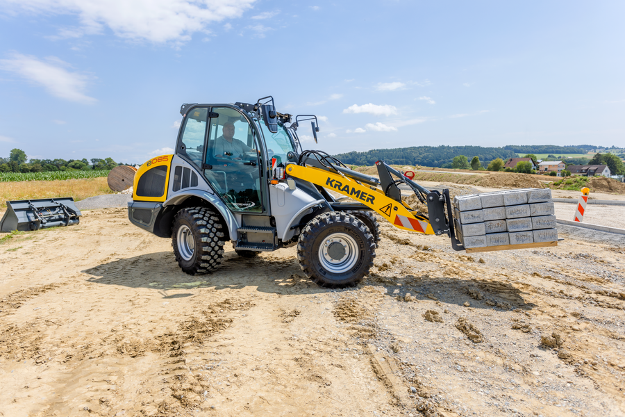 The Kramer wheel loader 8085 while pallet transporting.