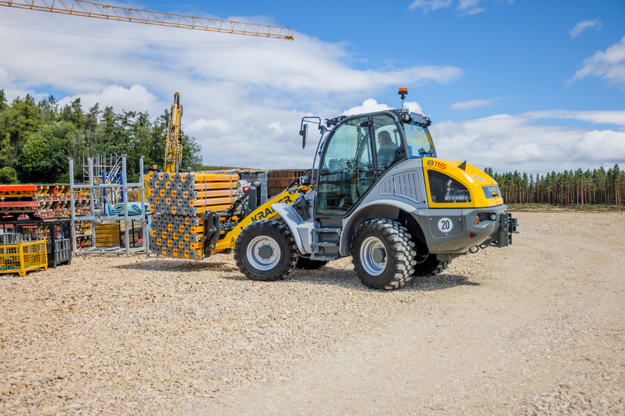 The Kramer wheel loader 8115 while transporting with a pallet.