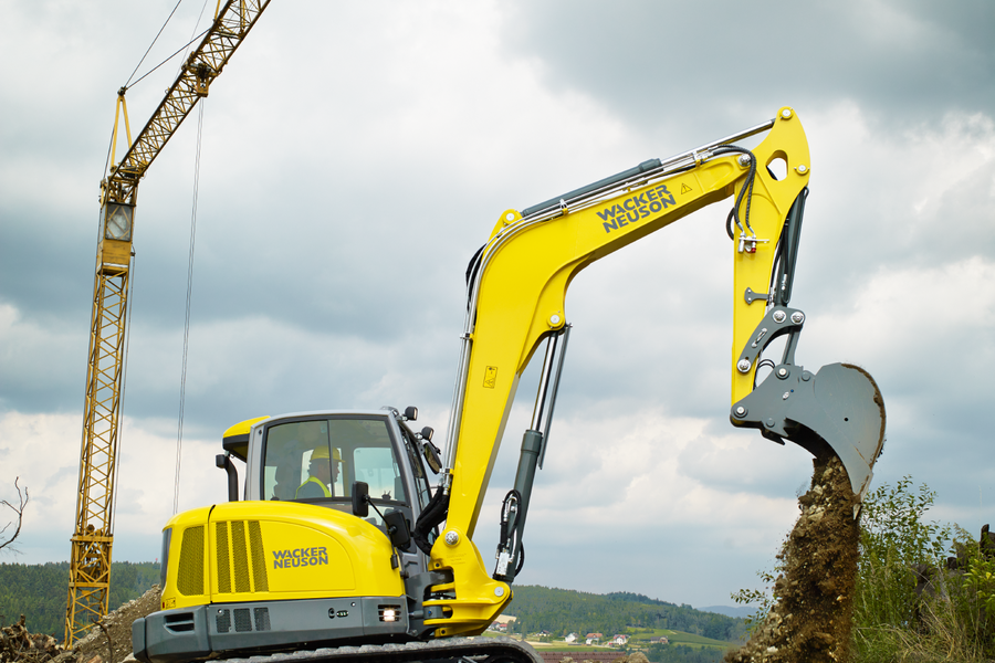ET90 by means of adjustable boom and 3-point kinematics shows optimum dumping heigth in action