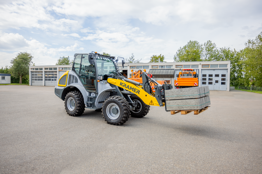 The Kramer wheel loader 8115 while pallet transporting.