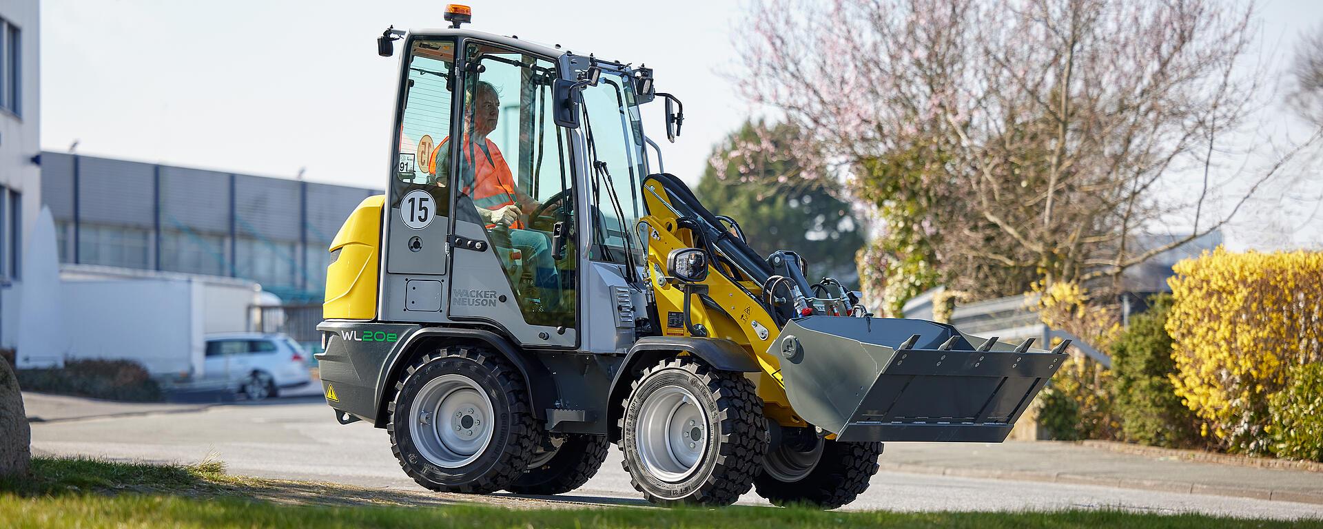 Wacker Neuson chargeuse sur pneus WL20e en action avec godet de terre