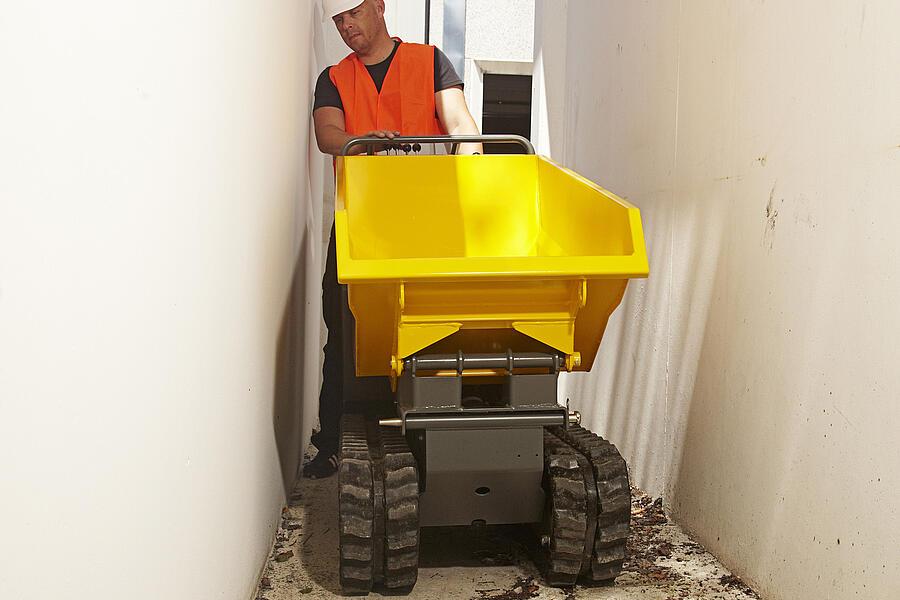 DT08 drives through a very narrow passage