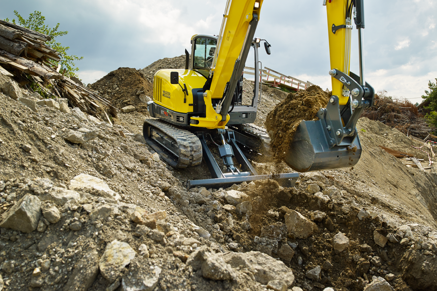 Excavation work with the ET90 in steep terrain