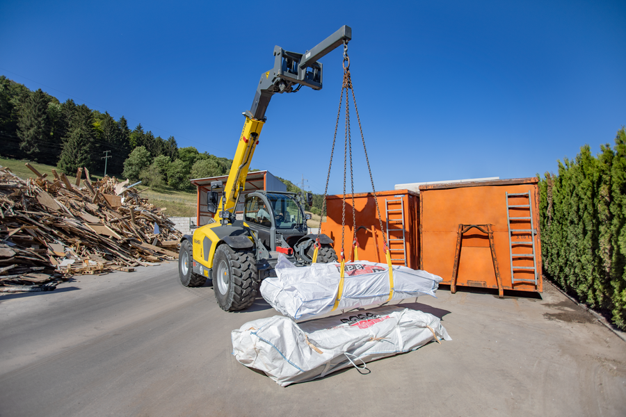 The Kramer telehandler 5509 while recycling work.