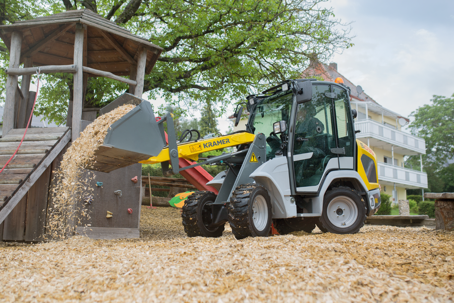 The compact 5035 while loading wood chips.