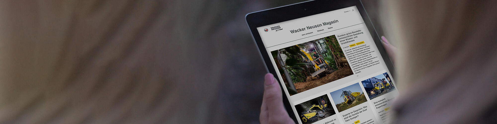 Wacker Neuson Online Magazine su un tablet.