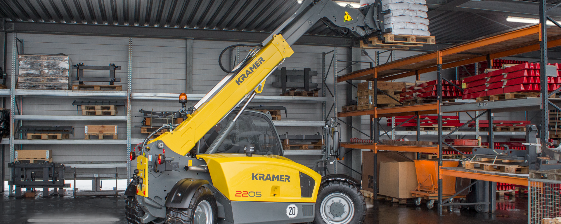 The Kramer telehandler 2205 while working with a pallet.