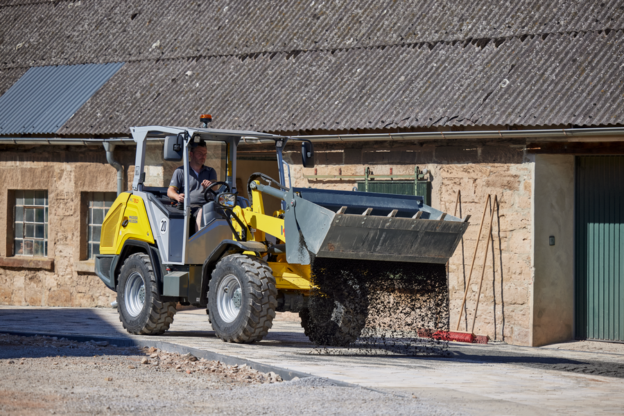 Wacker Neuson wheel loader WL750 in action with 4 in 1 bucket