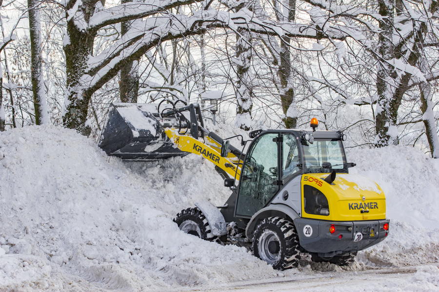 The Kramer wheel loader 5095 while pouring out snow.