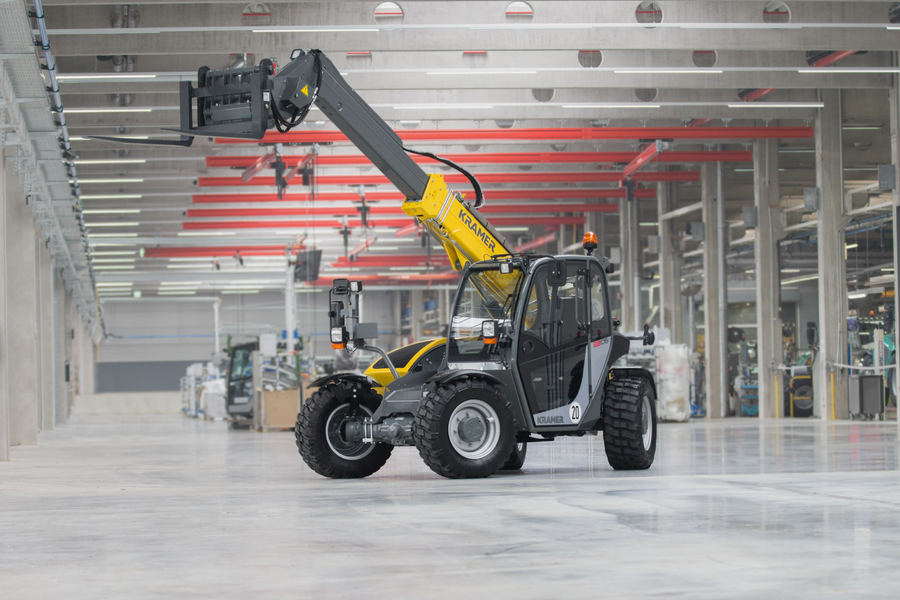 The Kramer telehandler 2205 while working with a pallet.