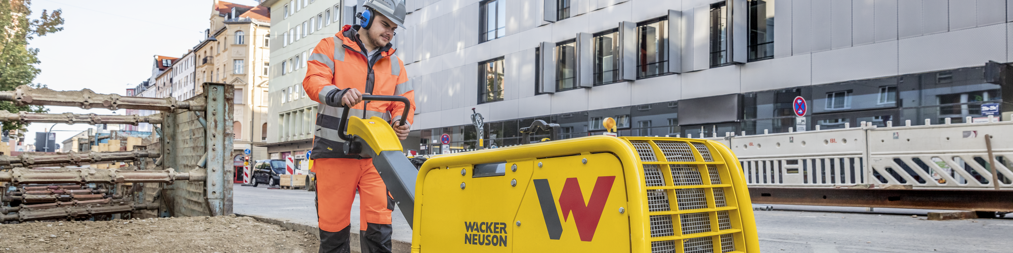 Placa vibradora Wacker Neuson em ação em um canteiro de obras na cidade.