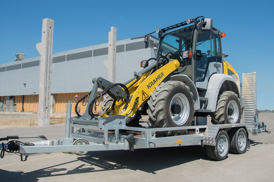 The Kramer wheel loader 5050 on a trailer.