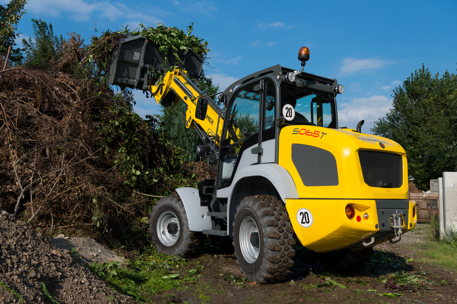 The Kramer telescopic wheel loader 5065T while loading soil.