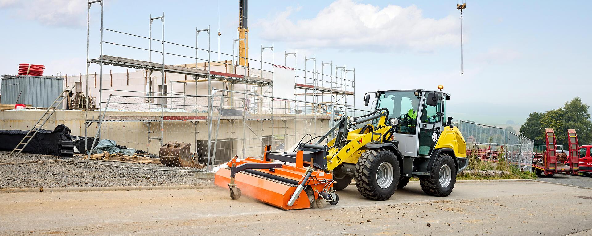 Uygulamada toprak küreği ile Wacker Neuson tekerlekli yükleyici WL750