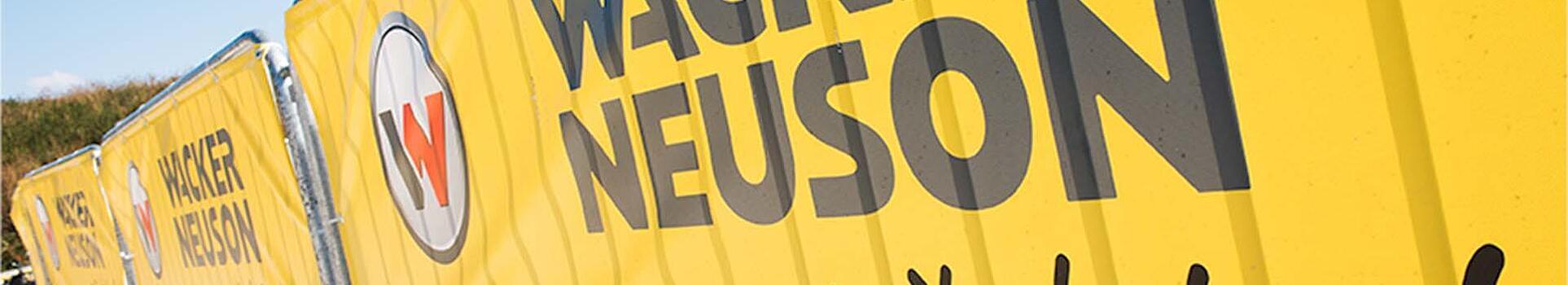 Banner with Wacker Neuson logo, lettering and claim.