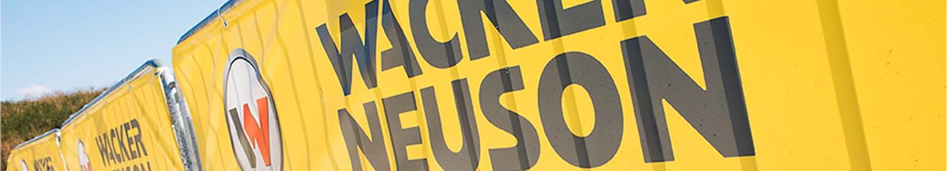 Banner with Wacker Neuson logo, lettering and claim.