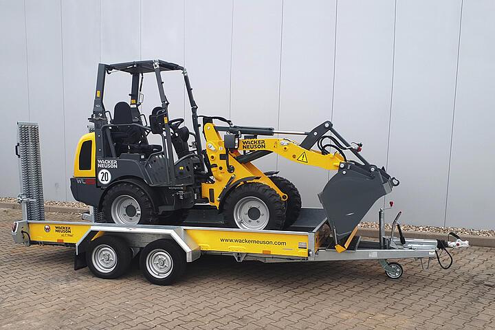 Фронтальный погрузчик Wacker Neuson WL20-28, Транспортный автомобильный прицеп