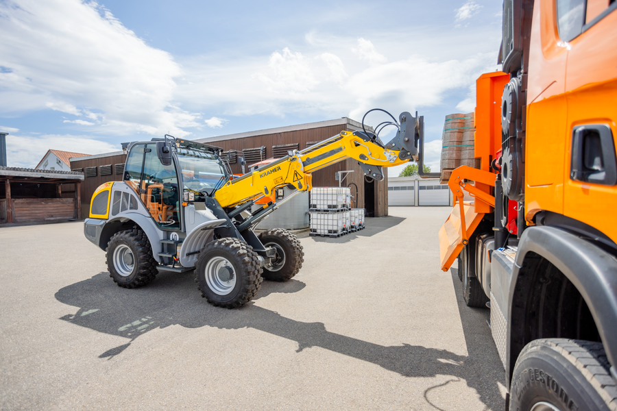 The Kramer telescopic wheel loader 8095T while loading with a pallet fork.