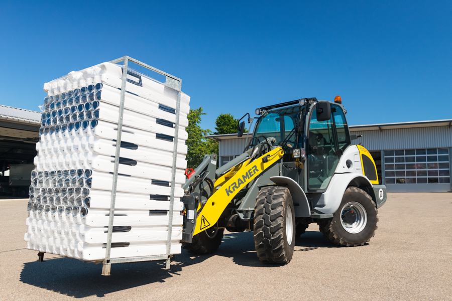 The wheel loader 5075 while transporting a pallet.