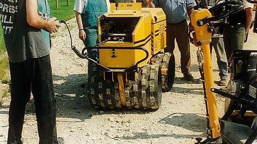 First articulated vibratory trench roller RT820 in application.