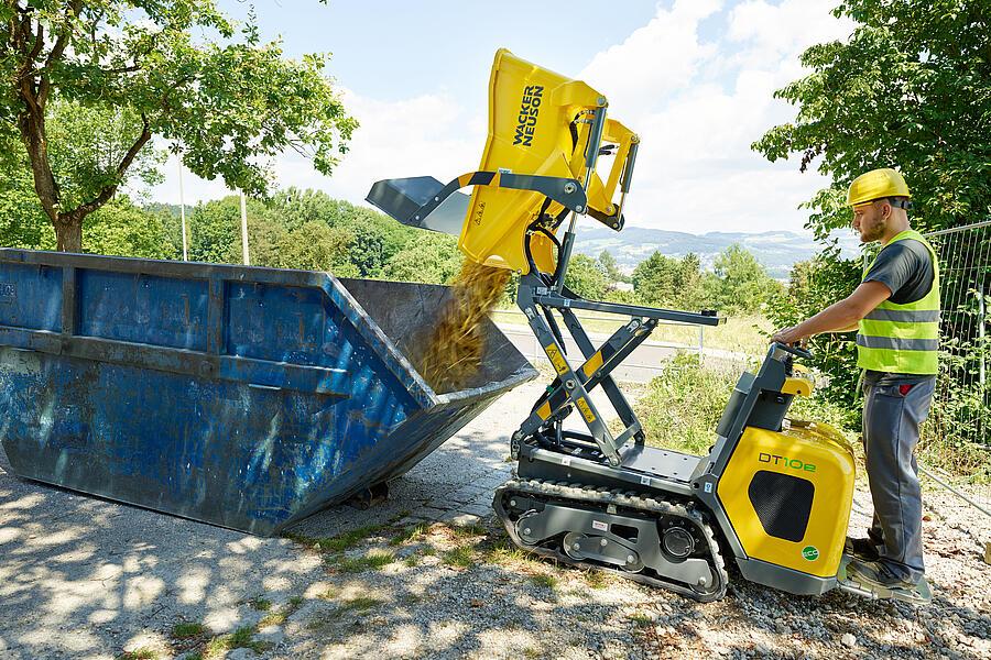 DT10e chain dumper unloading into a container using a high-tip skip