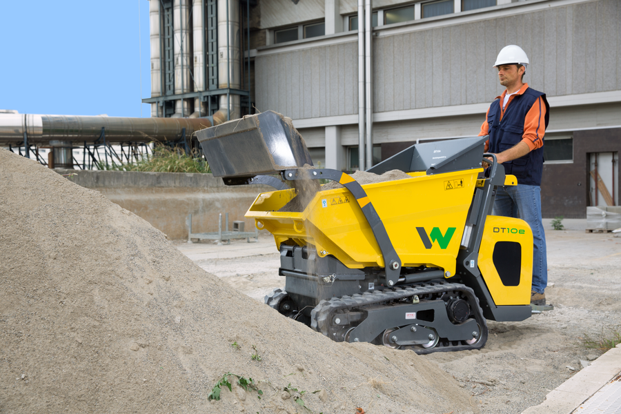 DT10e when filling the trough with sand using a self-loading device