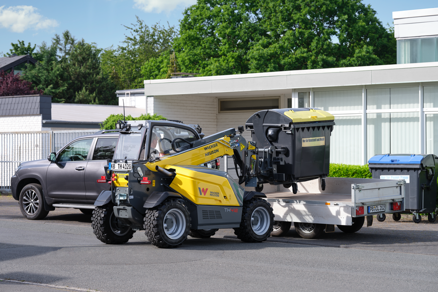 Wacker Neuson telehandler TH412, application picture with pallet fork