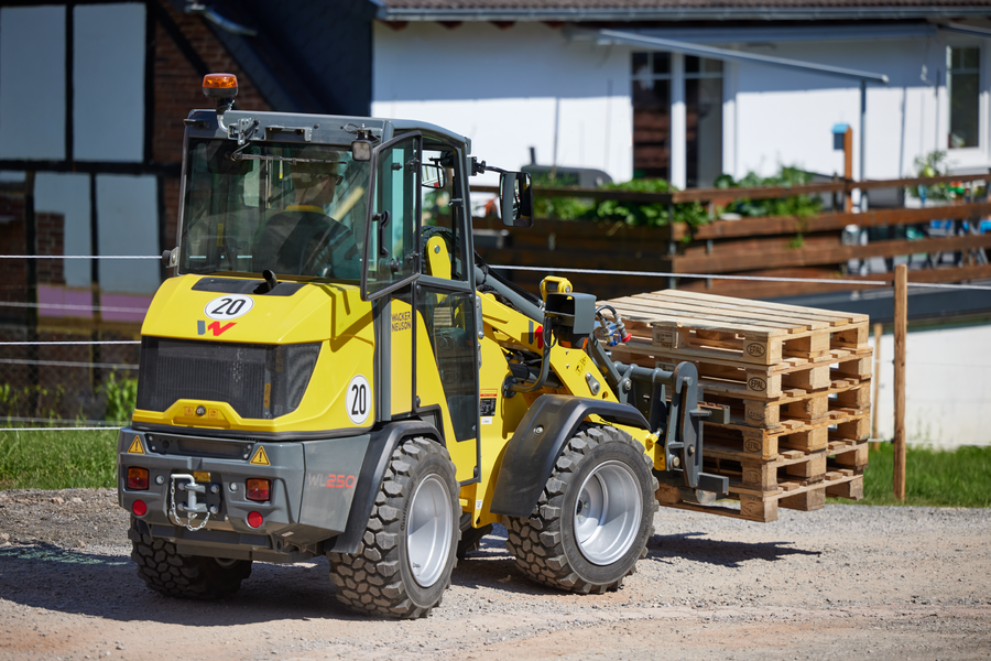 Wacker Neuson wheel loader WL250 in action with pallet fork