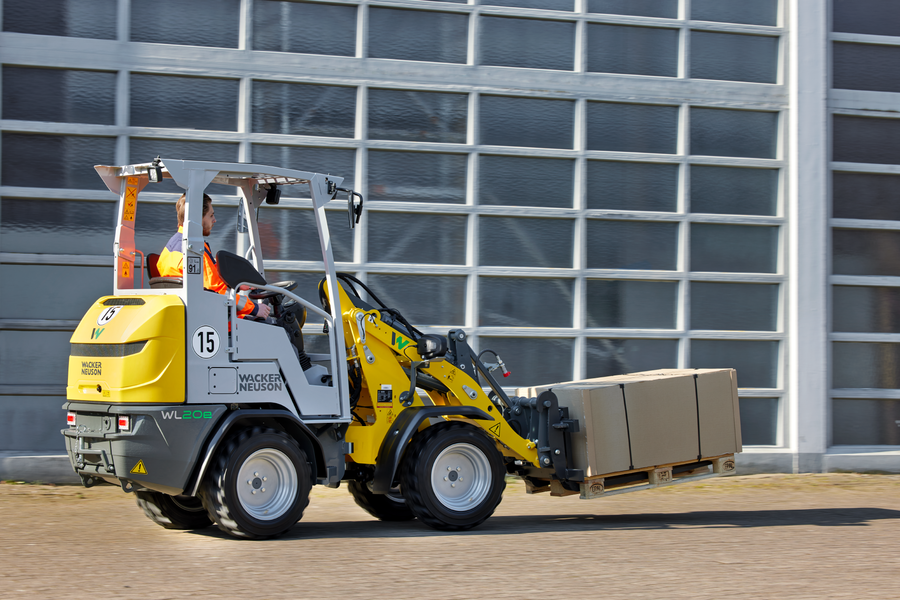 Wacker Neuson wheel loader WL20e Li-Ion action picture with earth bucket