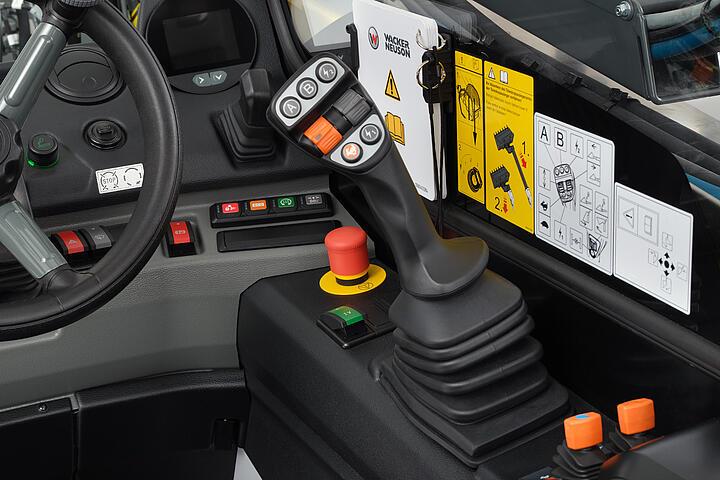 Wacker Neuson telehandler TH412e, Joystick