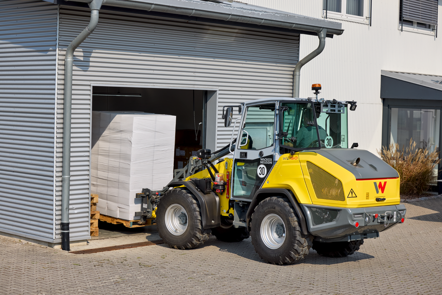 Wacker Neuson wheel loader WL750 in application with pallet fork