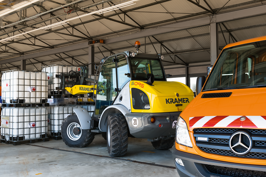 The Kramer wheel loader 5095 while loading pallets.