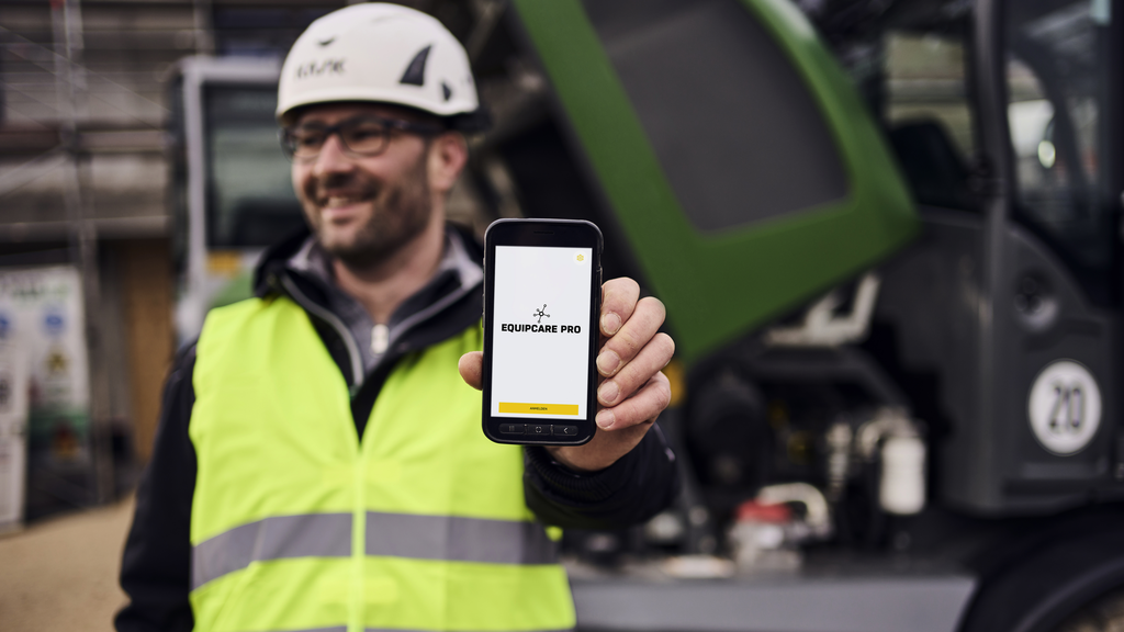 Kunde hält Smartphone mit Bausoftware EquipCare Pro in die Kamera.