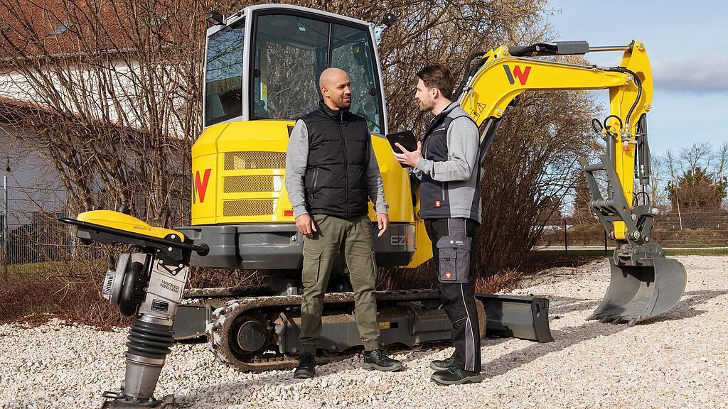 Wacker Neuson-medewerker adviseert klant over de mogelijkheid van inruil van gebruikte machines voor Wacker Neuson-machines.