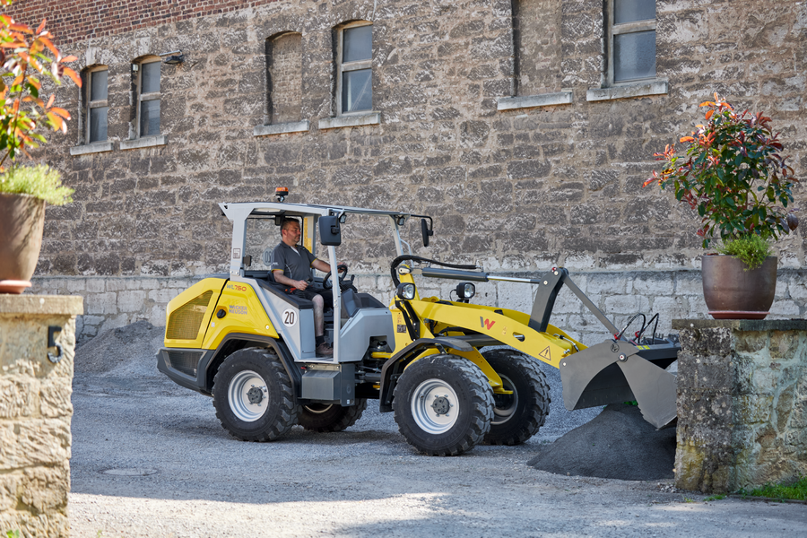 Wacker Neuson wheel loader WL750 in action with 4 in 1 bucket