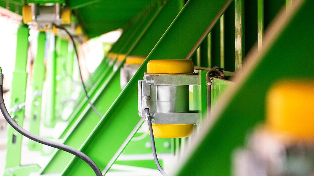 Un vibrateur externe Wacker Neuson en action.