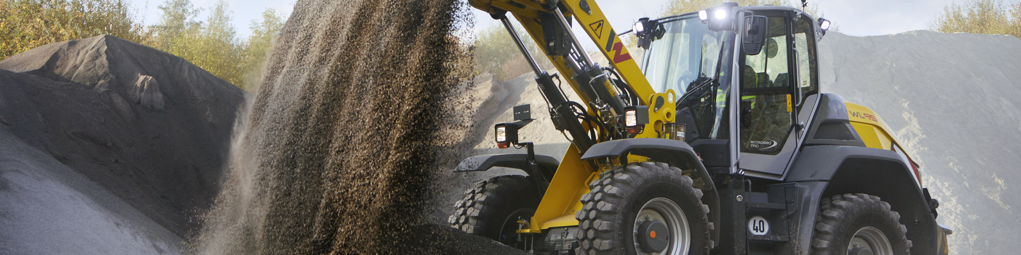 Une chargeuse sur pneus Wacker Neuson en action.