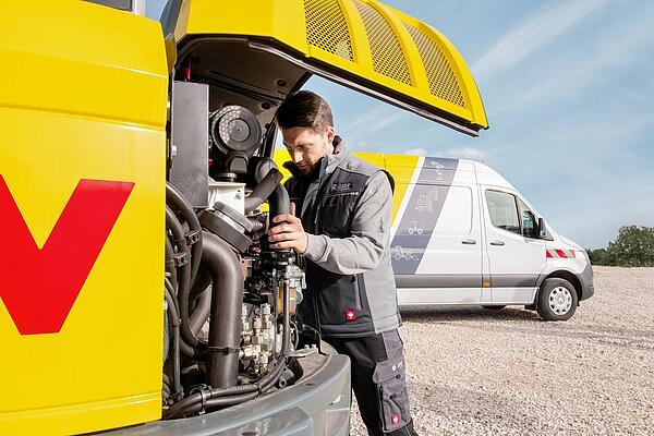 Wacker Neuson Mitarbeiter wartet eine Wacker Neuson Baumaschine.