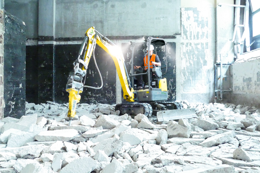 Demolition work with a hydraulic hammer on the EZ17e indoorfs