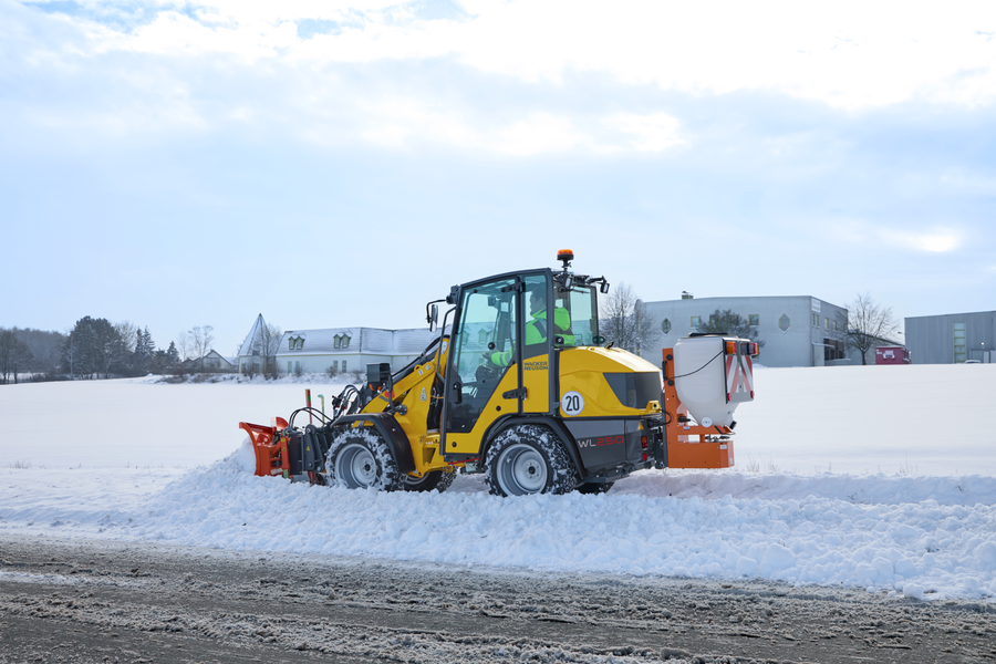 Wacker Neuson wheel loader WL250 in winter use