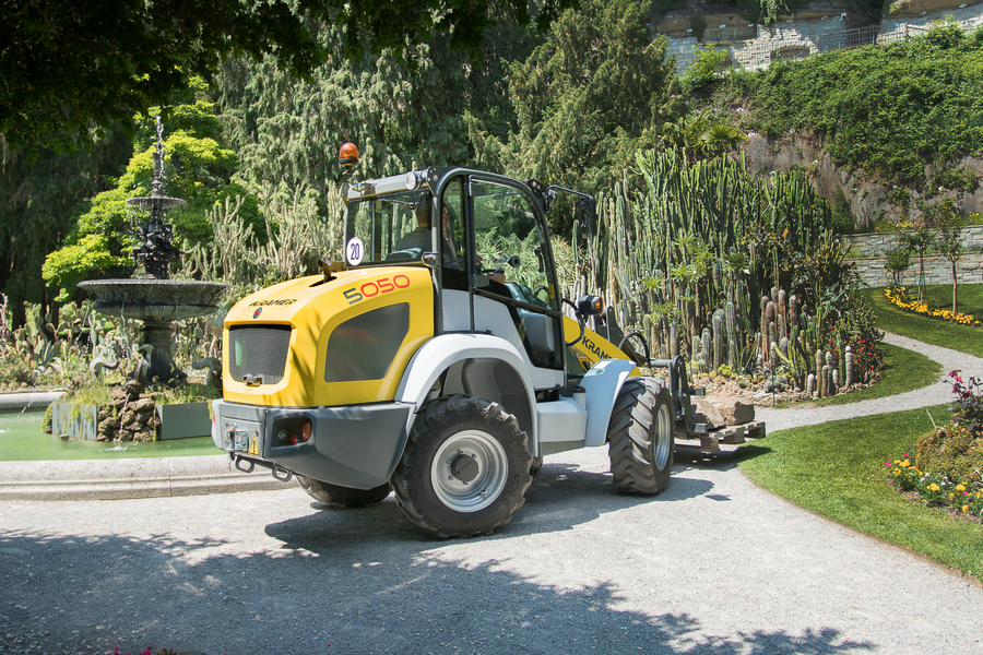 The Kramer wheel loader 5050 while transporting big stones on a pallet.