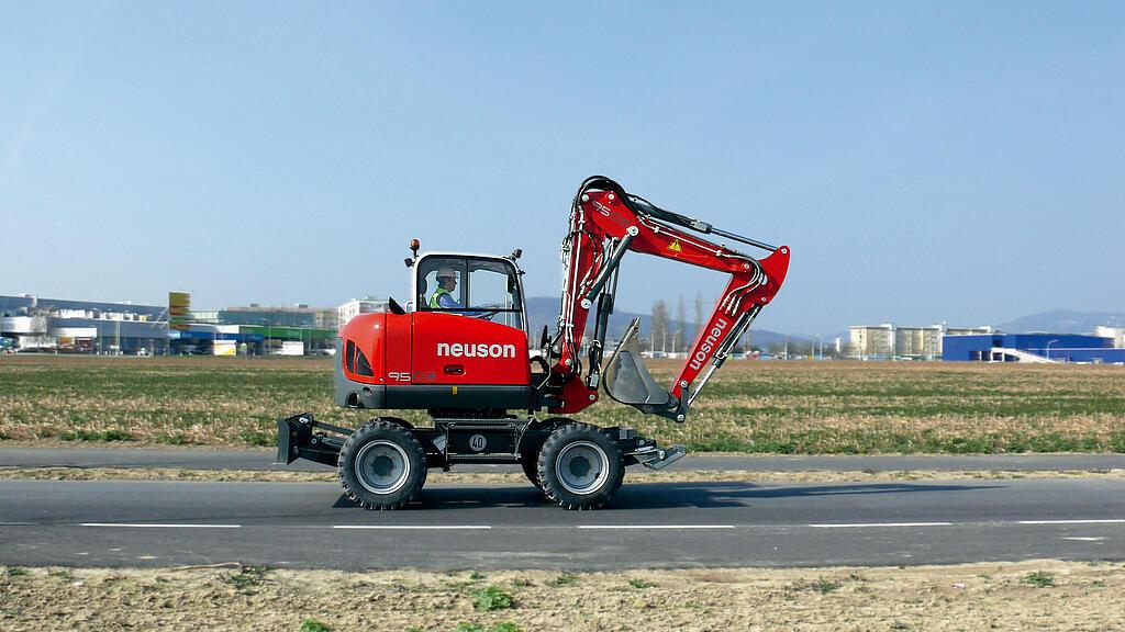 Il Neuson 9503 durante la guida.