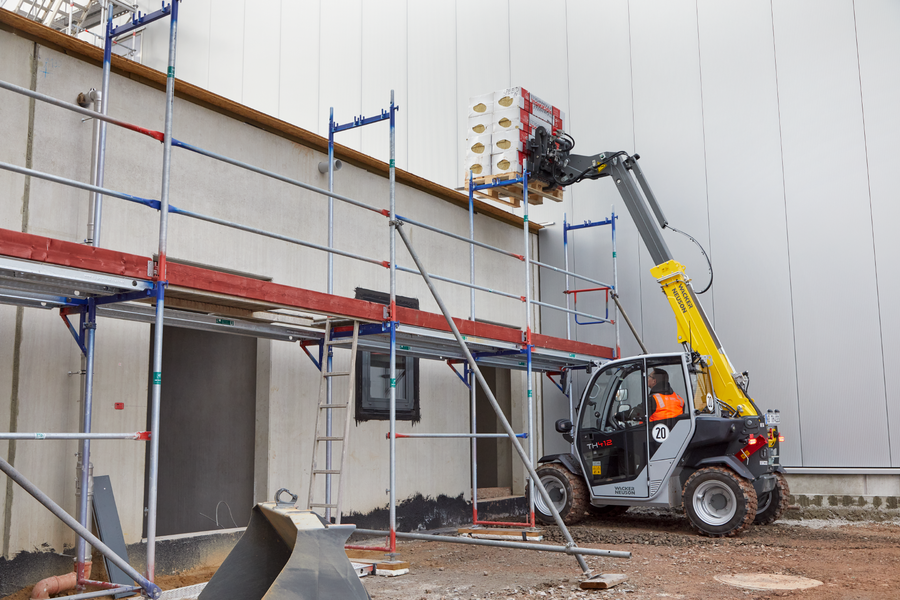 Wacker Neuson telehandler TH412, application picture with pallet fork