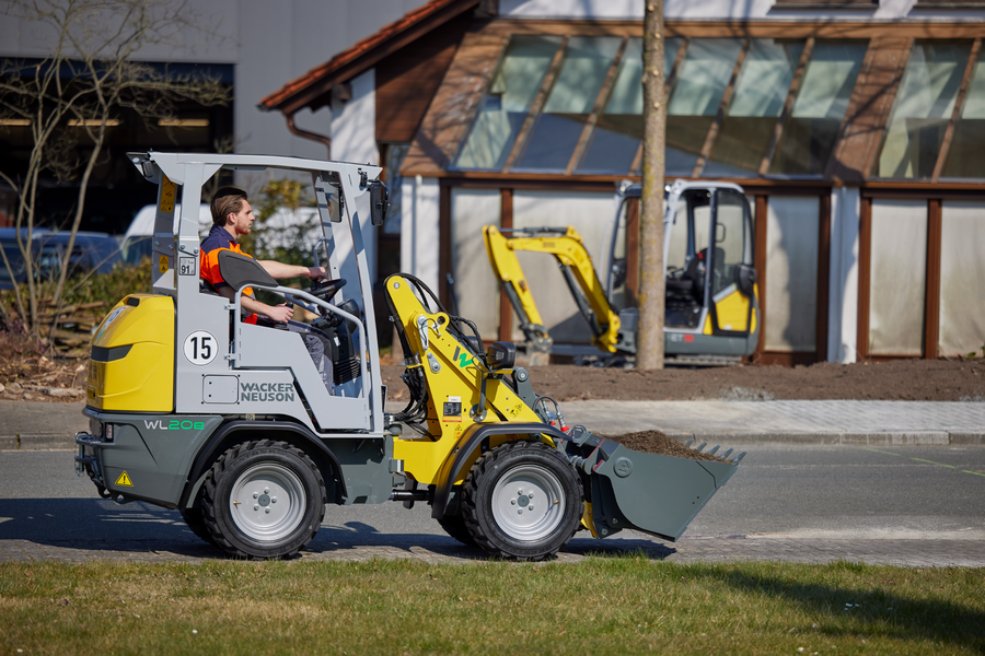 Wacker Neuson wheel loader WL20e Li-Ion action picture with earth bucket