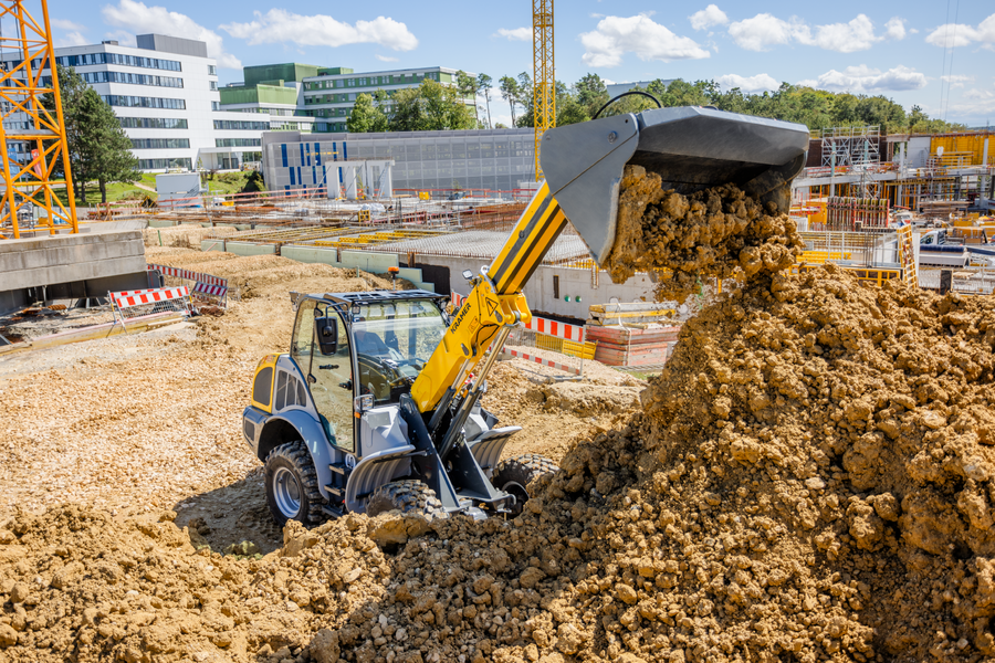 The Kramer telescopic wheel loader 8095T during soil work.