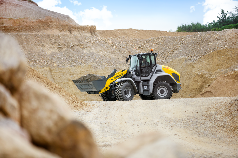 The robust 8180 with maximum performance while loading bulk material in a gravel plant.