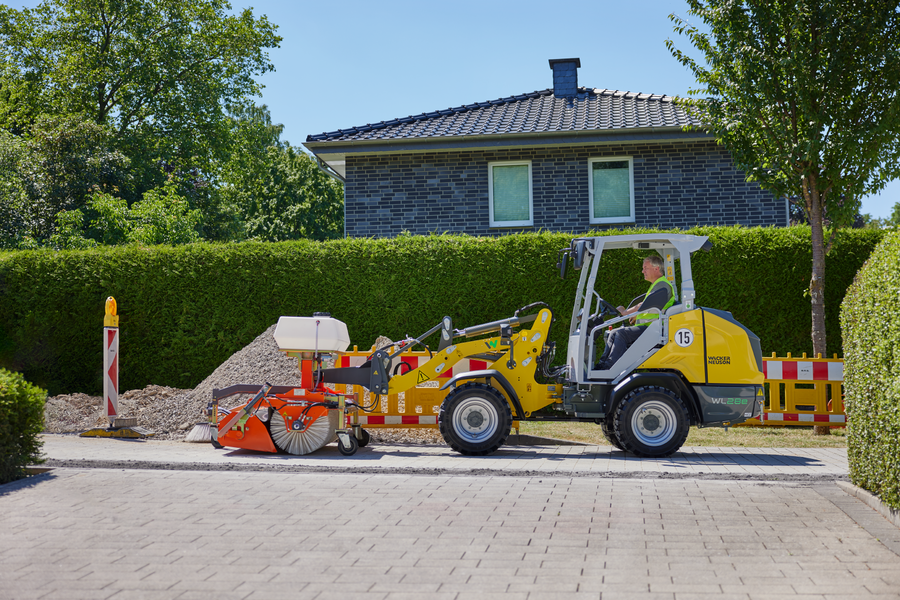 Wacker Neuson wheel loader WL28e with overhead guard in application